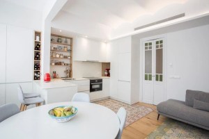 Reforma de cocina moderna en Castellar del Vallès - Diseño abierto con luz natural y detalles minimalistas.